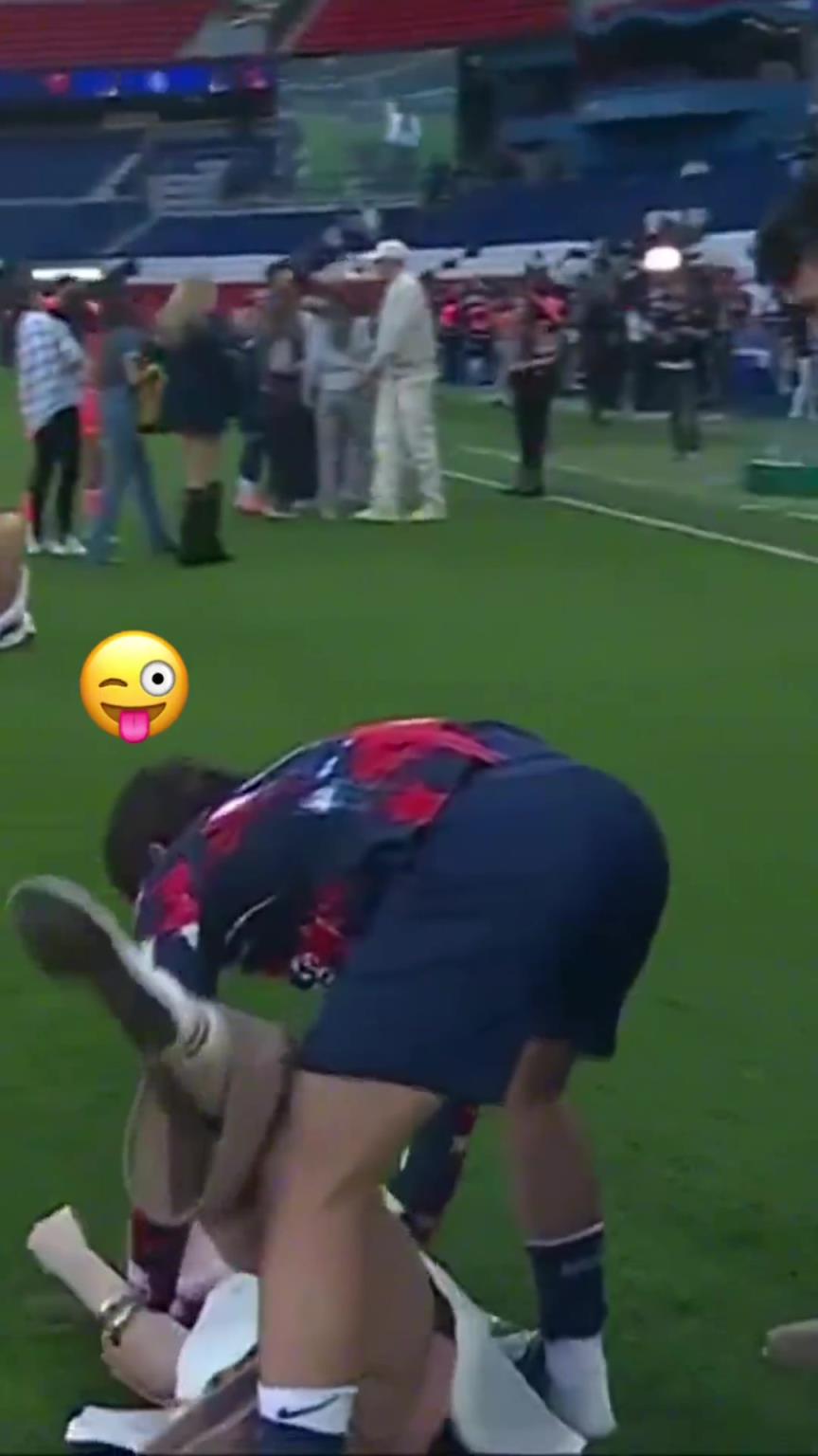 玩這么花！？內維斯在家人面前把自己女友按倒在地