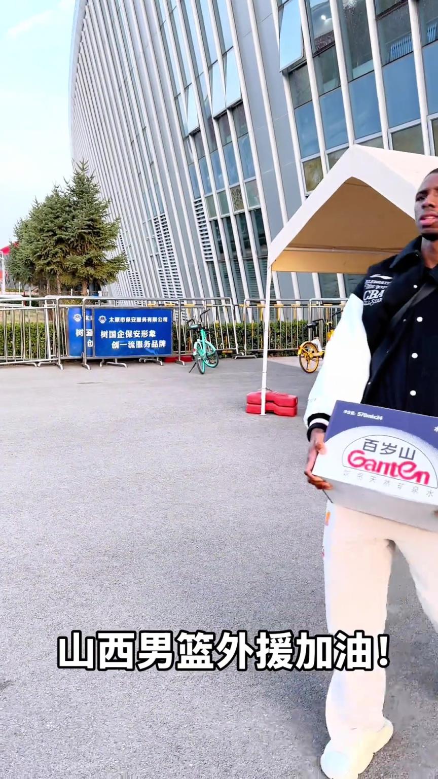 不是！你們山西外援合同還包括搬水的？