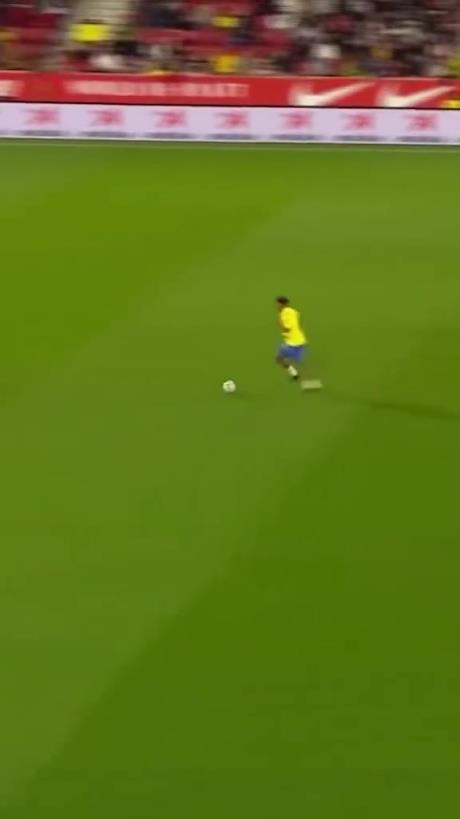 45歲還開掛！小羅再現(xiàn)牛尾巴過人，微笑單挑門將輕松打進(jìn)